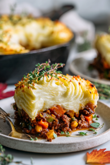 Pastel de pastor recién horneado con puré de patatas cremoso y carne, ideal para cenas familiares en otoño.