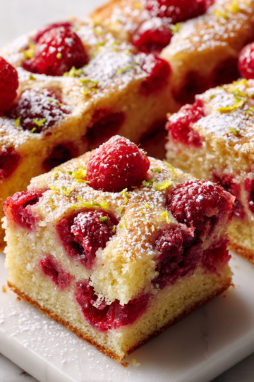 Delicioso Pastel de Limón y Frambuesa para Celebraciones de Otoño Delicioso pastel de limón y frambuesa con frescura y dulzura, ideal para otoño