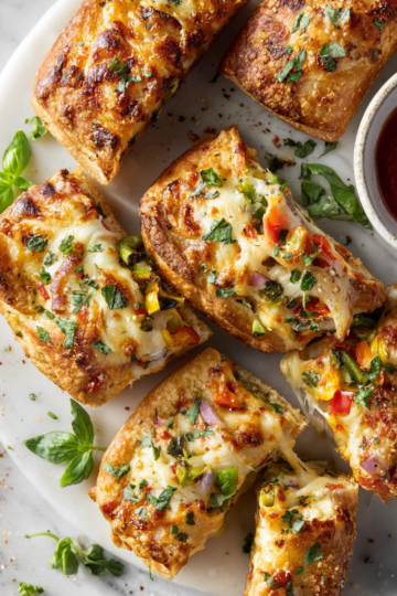 Bocas de pizza vegetales crujientes y frescas, perfectas para compartir en reuniones. Receta fácil y deliciosa en 30 minutos.