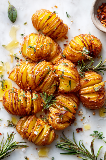 Papas Acordeón crujientes y deliciosas, perfectas para acompañar cualquier comida de otoño en España, servidas recién sacadas del horno.